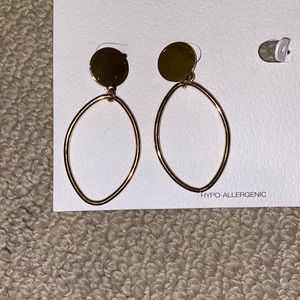 Gold dangle earrings NWT